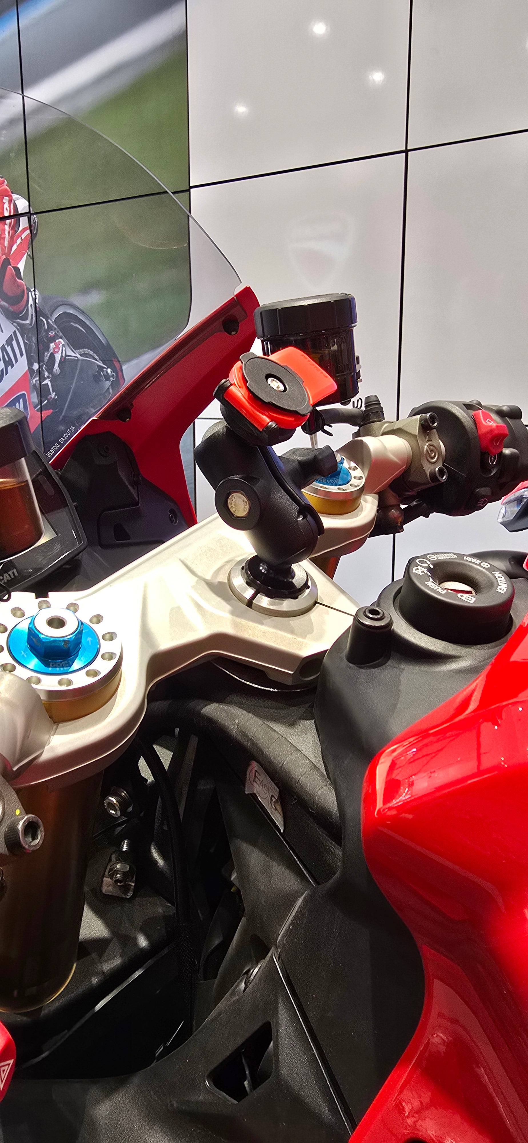 Twist n Go Phone Holder with Fork Stem Mount